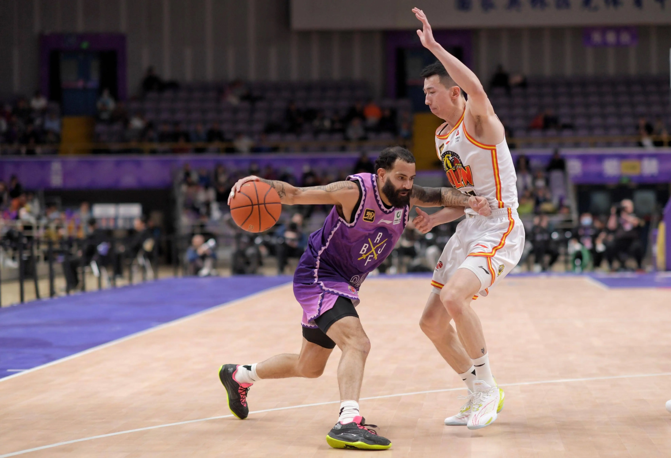 国际比赛日突围战来临，山东泰山围绕NBA季后赛战术微调，态度坚定，更衣室氛围转暖的简单介绍