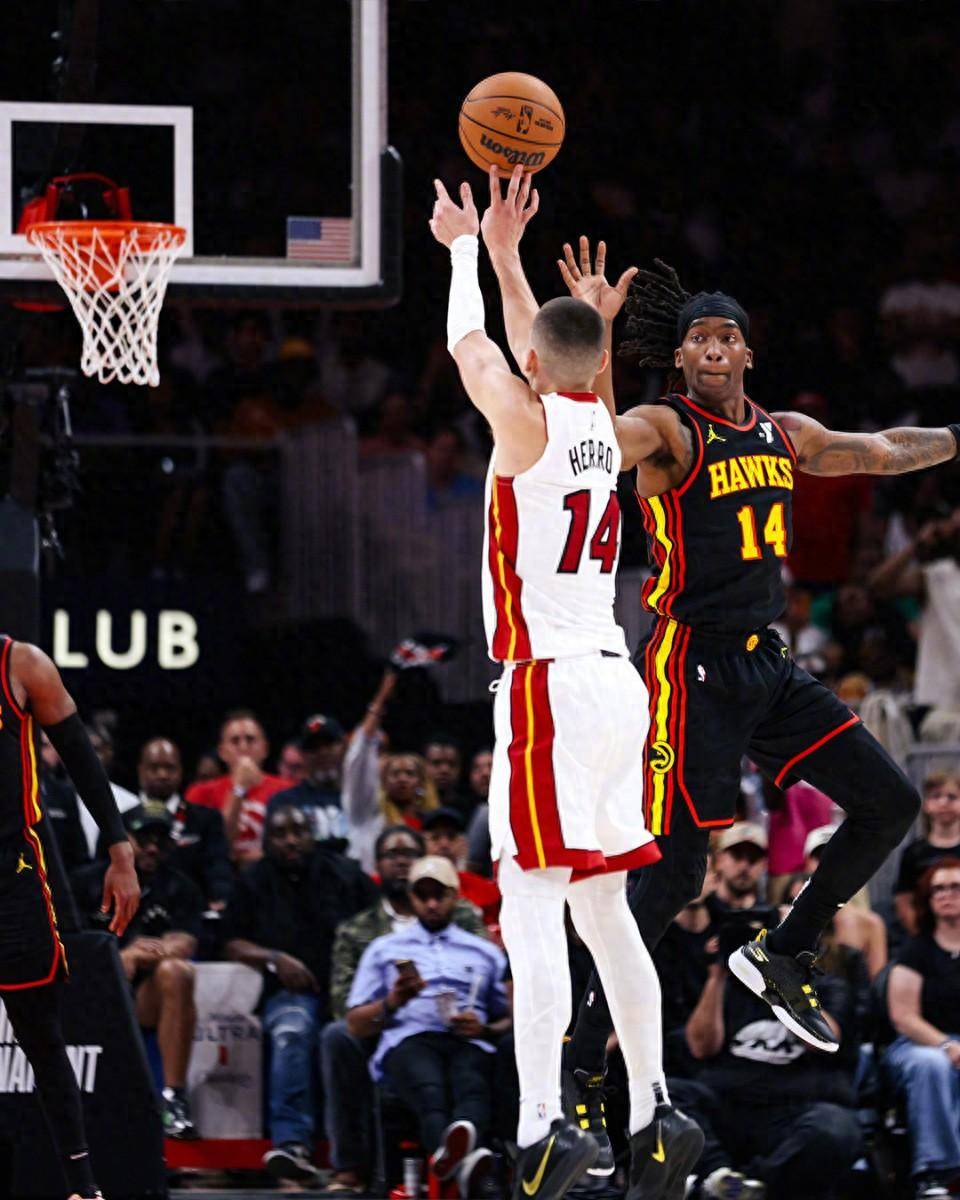 爱游戏官网-转折点！曼联绝杀压哨，NBA常规赛关键时刻攻防权衡，更衣室稳定，身体对抗强度拉满的简单介绍